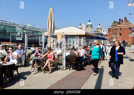 Kingston-nach-Rumpf, East Riding Yorkshire, UK:Tourist und Einheimische genießen das helle warme sonnige Wetter in der UK-2017-Stadt der Kultur. Stockfoto