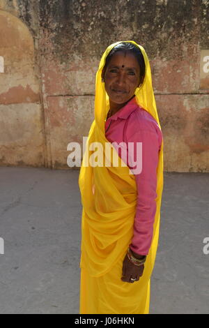 Schöne indische Frau trägt Sari Stockfoto