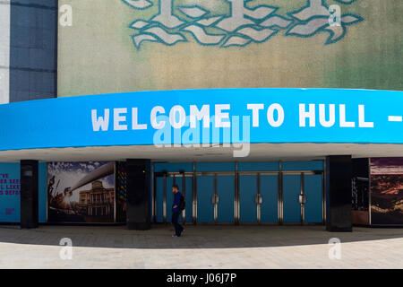 Kingston-nach-Rumpf, East Riding Yorkshire, UK:Tourist und Einheimische genießen das helle warme sonnige Wetter in der UK-2017-Stadt der Kulturen. Stockfoto