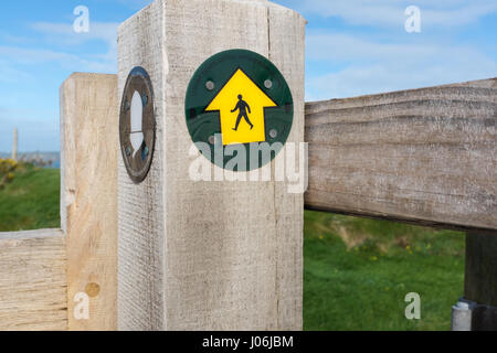 Wegweiser auf der Pembrokeshire Coast Path in Wales Stockfoto