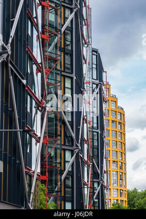 Moderne und preisgekrönte Wohnblocks auf Themse Southbank in London gelegen. Stockfoto