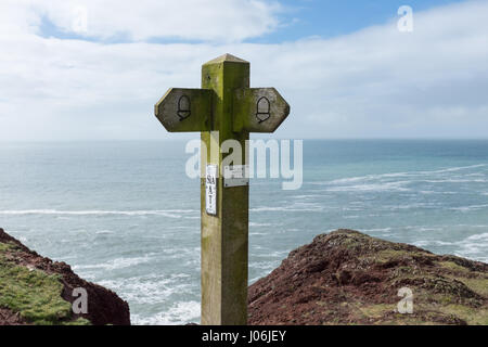 Wegweiser auf der Pembrokeshire Coast Path in Wales Stockfoto