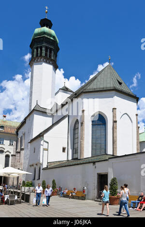 Menschen Essen und trinken unter großen Umbrelas auf dem Platz der Hofkirche Kirche, Altstadt, Innsbruck, Österreich Stockfoto