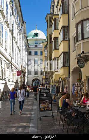 Eine schmale Straße mit Geschäften und Restaurant, Altstadt, Innsbruck, Österreich Stockfoto