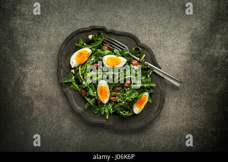 Frischer Löwenzahn Salat mit Eiern und Bohnen Überkopf-Shooting Stockfoto