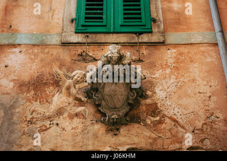 Klassische Outdoor-Basrelief. Antike Statue an den Wänden der Altstadt von Kotor in Montenegro Stockfoto