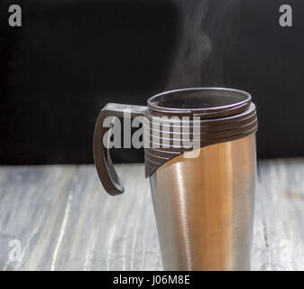 Paare-Thermobecher mit Tee und Kaffee Stockfoto
