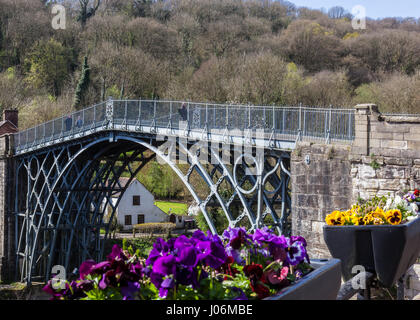 Die Eisen-Brücke über den Fluss Severn bei Ironbridge, Shropshire, England, UK Stockfoto