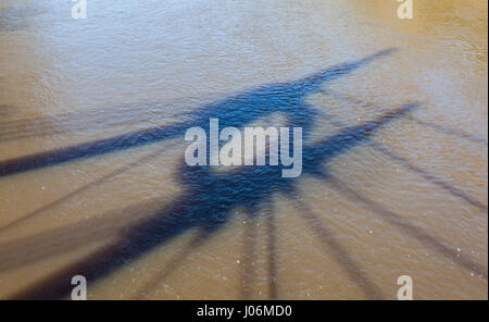 Steckfeld Brücke Schatten in den Fluss Severn, Ironbridge, Shropshire, England, UK Stockfoto