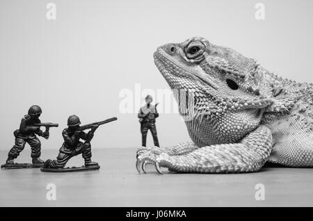 Bartagame Monster von Kunststoff Soldaten angegriffen Stockfoto