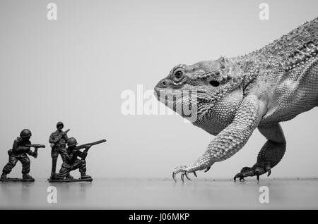 Bartagame Monster von Kunststoff Soldaten angegriffen Stockfoto