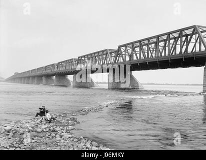 Zwei Personen Angeln in der Nähe von Victoria Jubilee Bridge, Montreal, Quebec, Kanada, Detroit Publishing Company, 1900 Stockfoto