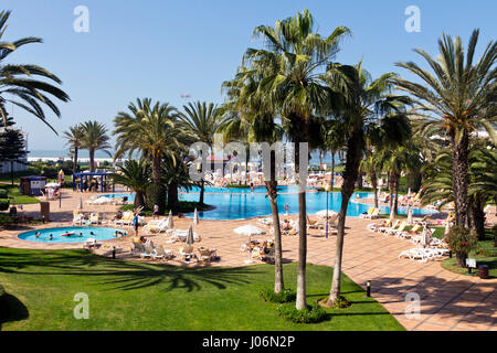 Garten und Schwimmbad von einem eines Luxus-Hotels in Agadir, Marokko Stockfoto