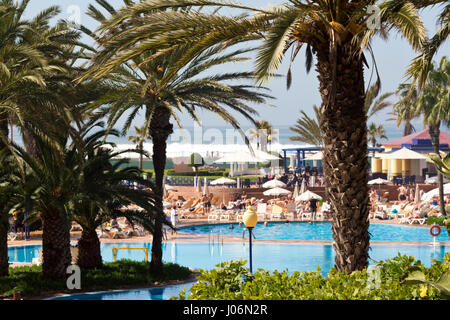 Garten und Schwimmbad von einem eines Luxus-Hotels in Agadir, Marokko Stockfoto