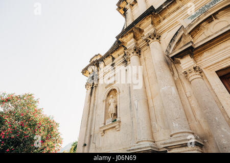 Antike Statue auf dem Territorium der Kirche des Nativity unserer lieben Frau in Prcanj, Montenegro Stockfoto