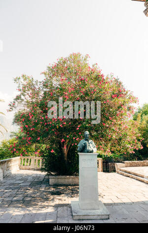 Antike Statue auf dem Territorium der Kirche des Nativity unserer lieben Frau in Prcanj, Montenegro Stockfoto
