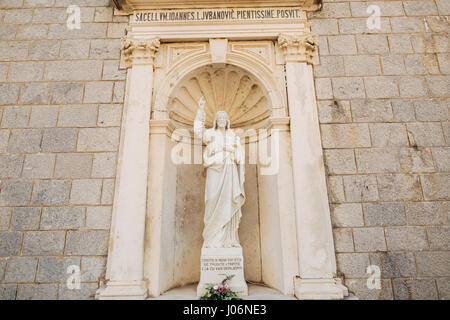 Antike Statue auf dem Territorium der Kirche des Nativity unserer lieben Frau in Prcanj, Montenegro Stockfoto