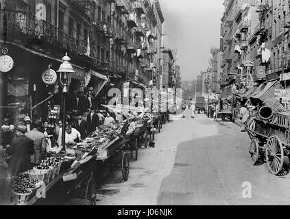 Italienischen Wohnviertel mit Straße Markt, Mulberry Street, New York City, New York, USA, Detroit Publishing Company, 1900 Stockfoto