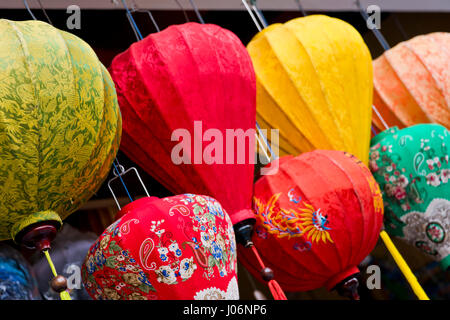 Horizontale Nahaufnahme von traditionellen Seidenlaternen in Vietnam. Stockfoto