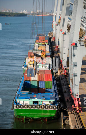 Vertikale Ansicht von Kränen be- und Entladen Containerschiffe einen Tiefwasser-Hafen in Vietnam. Stockfoto