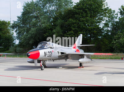 LEEUWARDEN, Niederlande - JUNI 10 2016: Hawker Hunter T.8C G-BWGL/N-321 Kämpfer bei der Luftwaffe-Tage in Leeuwarden Stockfoto