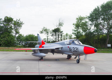 LEEUWARDEN, Niederlande - JUNI 10 2016: Hawker Hunter T.8C G-BWGL/N-321 Kämpfer bei der Luftwaffe-Tage in Leeuwarden Stockfoto