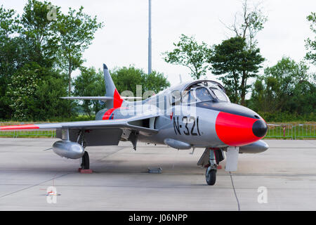 LEEUWARDEN, Niederlande - JUNI 10 2016: Hawker Hunter T.8C G-BWGL/N-321 Kämpfer bei der Luftwaffe-Tage in Leeuwarden Stockfoto