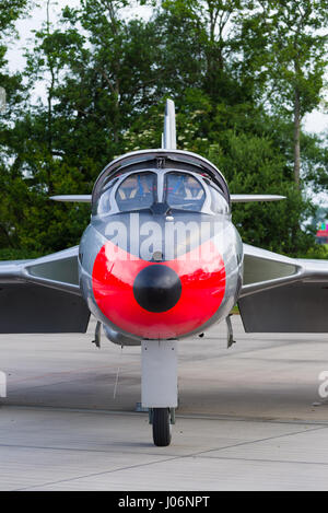 LEEUWARDEN, Niederlande - JUNI 10 2016: Hawker Hunter T.8C G-BWGL/N-321 Kämpfer bei der Luftwaffe-Tage in Leeuwarden Stockfoto