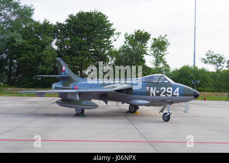 LEEUWARDEN, Niederlande - JUNI 10 2016: Niederländische Hawker Hunter F6A N-294 Kämpfer bei der Luftwaffe-Tage in Leeuwarden Stockfoto