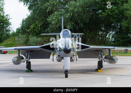 LEEUWARDEN, Niederlande - JUNI 10 2016: Niederländische Hawker Hunter F6A N-294 Kämpfer bei der Luftwaffe-Tage in Leeuwarden Stockfoto