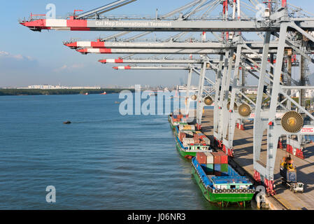 Horizontale Ansicht der Krane be- und Entladen Containerschiffe einen Tiefwasser-Hafen in Vietnam. Stockfoto