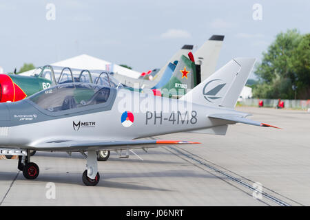 LEEUWARDEN, Niederlande - 6. Juni 2016: Blackshape Prime BS-100 Ultralight Flugzeug bei der niederländischen Luftwaffe Tage geöffnet. Das Flugzeug flog zum ersten Mal in Stockfoto