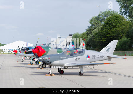 LEEUWARDEN, Niederlande - 6. Juni 2016: Blackshape Prime BS-100 Ultralight Flugzeug bei der niederländischen Luftwaffe Tage geöffnet. Das Flugzeug flog zum ersten Mal in Stockfoto