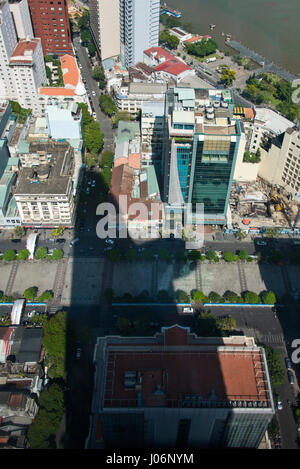 Vertikale Antenne Stadtbild mit dem Schatten der Bitexco Financial Tower in Ho-Chi-Minh-Stadt in Vietnam. Stockfoto