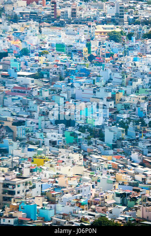 Vertikale Antenne Nahaufnahme von farbenfrohen Gebäuden in Ho-Chi-Minh-Stadt in Vietnam. Stockfoto