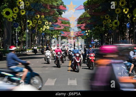 Horizontale Ansicht der Leute Reiten Mopeds in Vietnam. Stockfoto