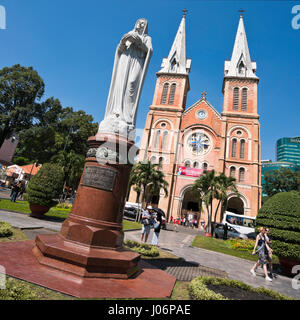 Quadratische Blick auf die Kathedrale Notre Dame in Ho-Chi-Minh-Stadt, HCMC, Vietnam. Stockfoto