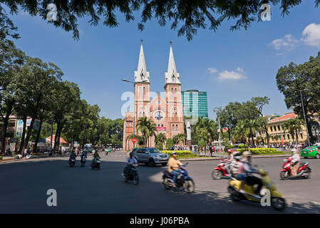 Horizontale Ansicht der Notre Dame Kathedrale in Ho-Chi-Minh-Stadt, HCMC, Vietnam. Stockfoto