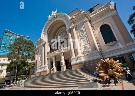 Horizontale Ansicht der Oper von Saigon in Ho-Chi-Minh-Stadt, HCMC, Vietnam. Stockfoto