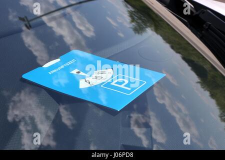 Europäischen standard Parkscheibe auf dem Display hinter der Frontscheibe Stockfoto