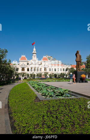 Vertikale Ansicht von Ho Chi Minh City Hall in alte Saigon, Vietnam. Stockfoto