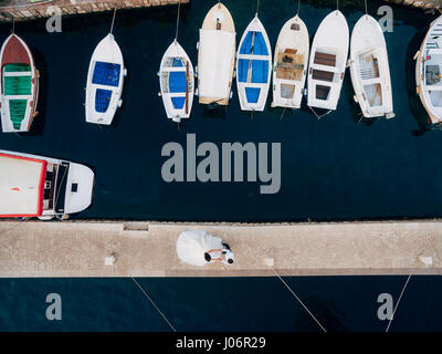 Marina für Yachten Luftaufnahmen. Brautpaar auf dem Boot dock. Hochzeit in Montenegro. Stockfoto