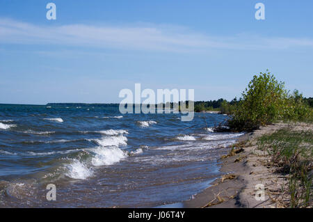 Huron-See Küste sandigen Strand mit großen Wellen. Stockfoto