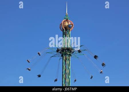 Frühe Himmelfahrt am Palmsonntag. Die Star Flyer im Tivoli, Kopenhagen, Dänemark, auf einem blauen Himmel ein paar Tage in der Vorjahressaison Tivoli Garten Stockfoto