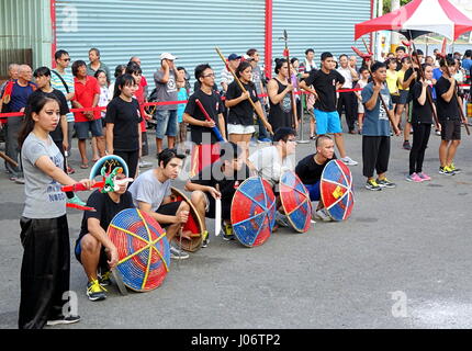 KAOHSIUNG, TAIWAN--15. Oktober 2016: junge Menschen setzen auf ein Kampfkunst-Leistung vor dem Yuan Di Tempel während der jährlichen Wannian Folk Fes Stockfoto