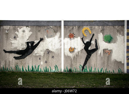 Graffitiwand isoliert auf weiss Stockfoto