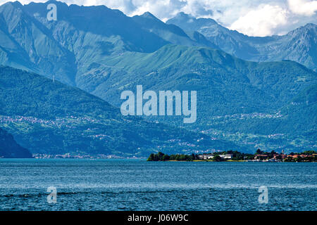 Ansicht von Bellano (Lecco, Lombardei, Italien) und der Comer See (Lario) im Sommer Stockfoto