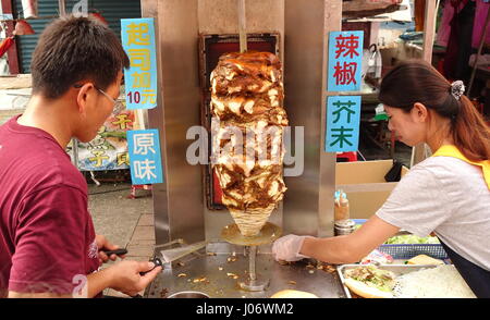 KAOHSIUNG, TAIWAN--15. Oktober 2016: zwei Outdoor-Anbieter bereiten Shawarma in Brötchen auf ein beliebter Outdoor-Markt. Stockfoto