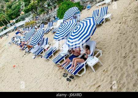 Menschen verbringen Zeit am Strand in einem kleinen Resort. Stockfoto