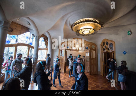 Touristen auf der Bel Etage im Casa Batllo in Barcelona, Spanien-Europa-EU Stockfoto